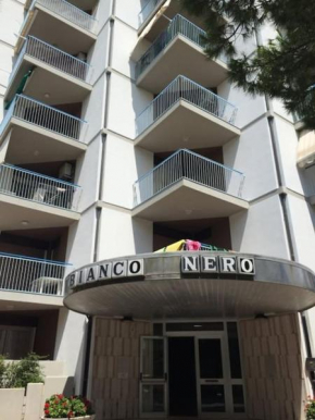 Bianco Nero fronte mare Lignano Pineta